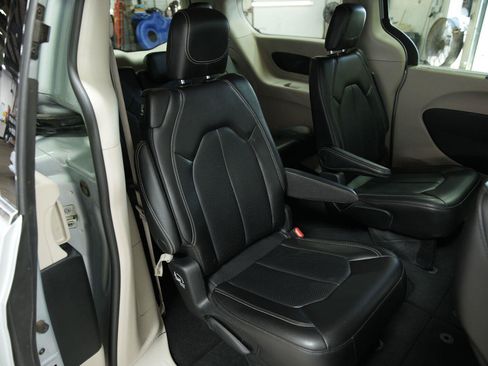Used 2023 Chrysler Pacifica Touring-L FWD image 19