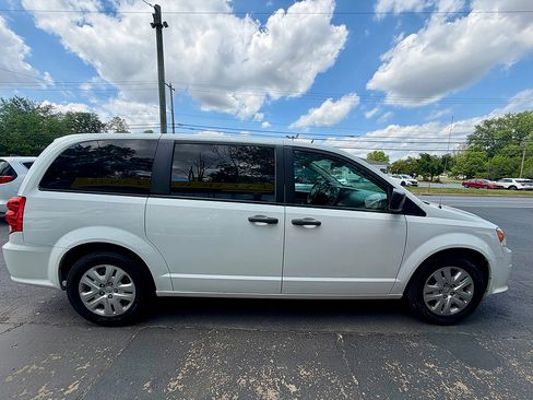 Used 2019 Dodge Grand Caravan SE w/ UConnect Hands-Free Group FWD image 4