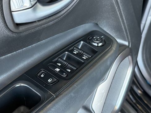 Used 2018 Jeep Renegade Limited image 17