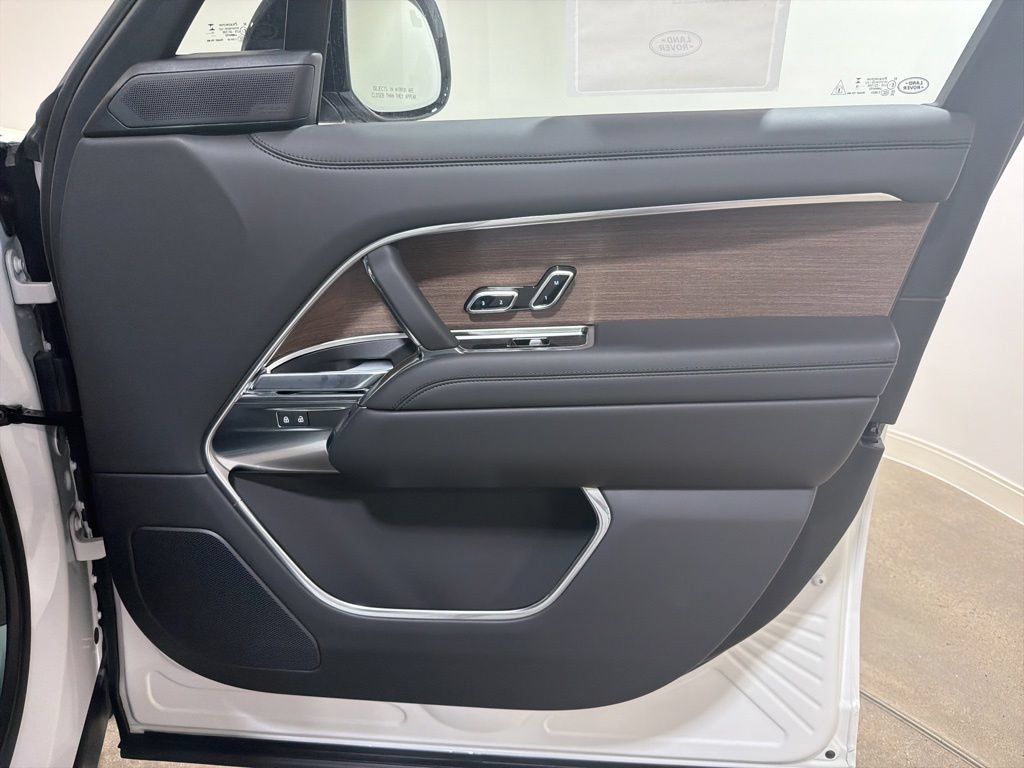 New 2026 Land Rover Range Rover Long Wheelbase SE AWD/4WD image 23