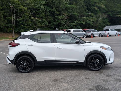 Used 2024 Nissan Kicks SR w/ SR Premium Package FWD image 10