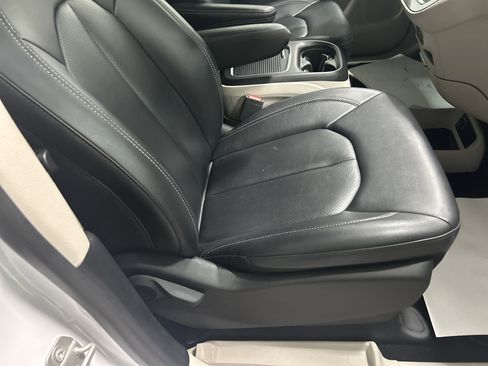 Used 2024 Chrysler Pacifica Touring-L image 33