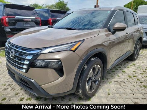 Used 2024 Nissan Rogue SV w/ SV Premium Package FWD image 2
