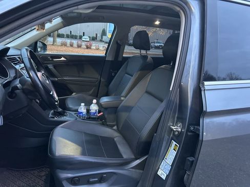Used 2018 Volkswagen Tiguan SE w/ Panoramic Sunroof Package image 8