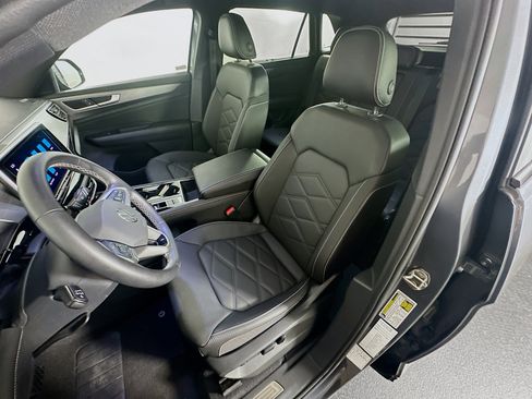 Used 2025 Volkswagen Atlas Cross Sport SE AWD/4WD image 13