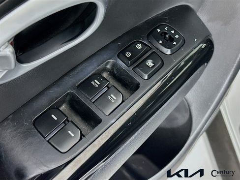 Used 2016 Kia Soul ! w/ Premium Package FWD image 18
