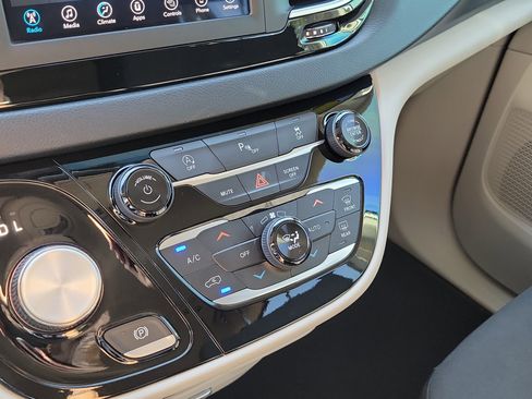 Used 2020 Chrysler Pacifica Touring w/ Cold Weather Group FWD image 35