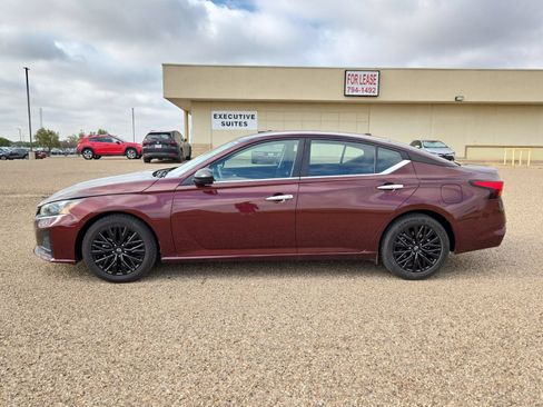 Used 2024 Nissan Altima 2.5 SV FWD image 2
