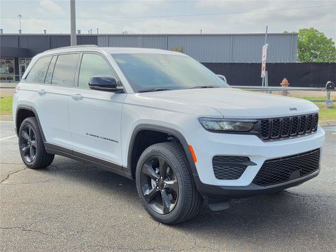 New 2025 Jeep Grand Cherokee Altitude RWD image 29