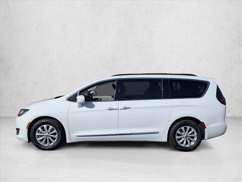 Used 2017 Chrysler Pacifica Touring-L FWD image 10