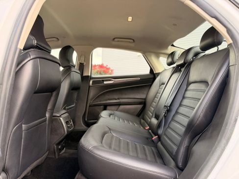 Used 2018 Ford Fusion SE w/ Equipment Group 602A FWD image 15