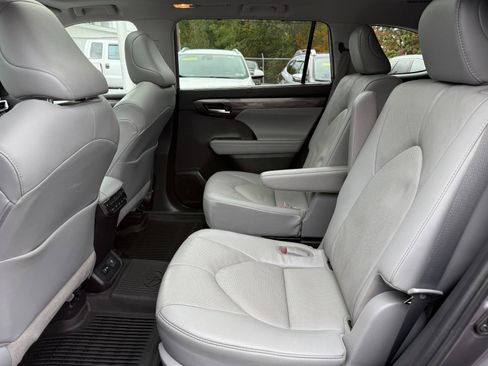 Used 2021 Toyota Highlander Platinum image 16
