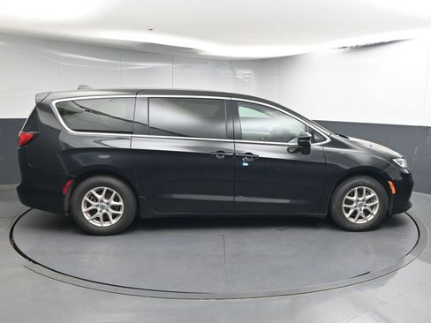 Used 2023 Chrysler Pacifica Touring-L FWD image 8