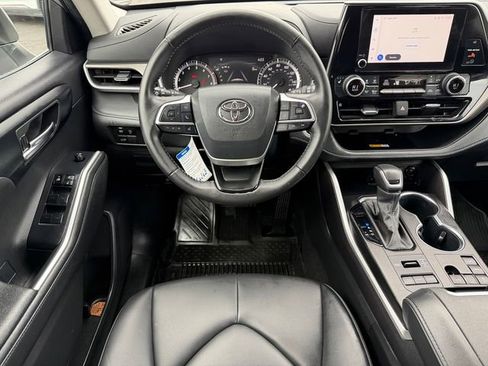 Certified 2024 Toyota Highlander XLE image 25