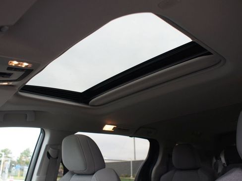 Used 2024 Toyota Sienna LE image 6