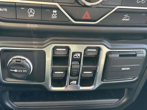 Used 2023 Jeep Wrangler Unlimited Sahara AWD/4WD image 20