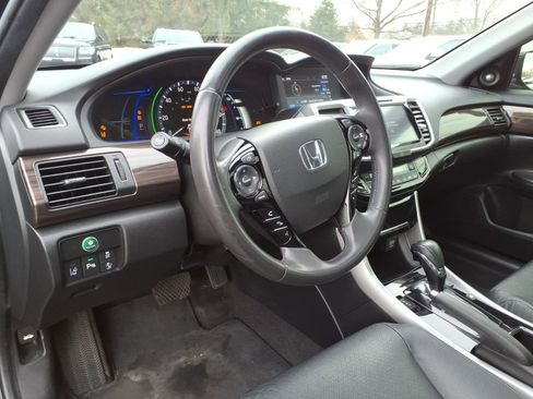 Used 2017 Honda Accord Touring image 4