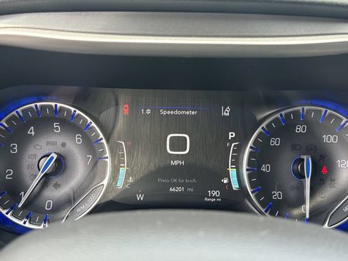 Used 2024 Chrysler Pacifica Touring-L FWD image 12