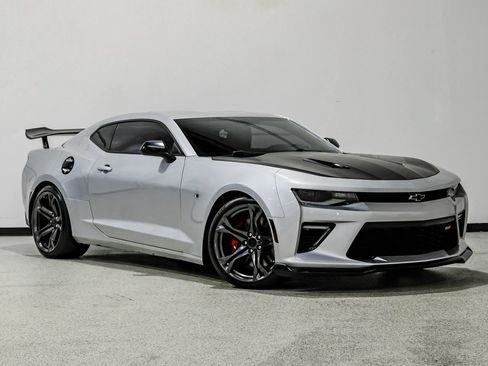 Used 2018 Chevrolet Camaro SS RWD image 4