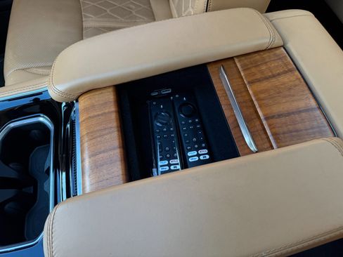 Used 2022 Jeep Grand Wagoneer Series III w/ Rear Seat Video Group 1 image 39