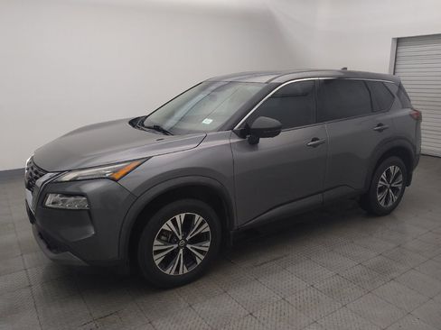 Used 2021 Nissan Rogue SV image 2