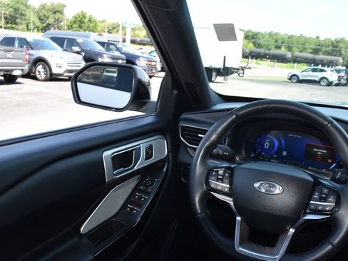 Used 2023 Ford Explorer Platinum w/ Technology Package AWD/4WD image 19