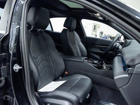 Certified 2025 BMW 530i image 25