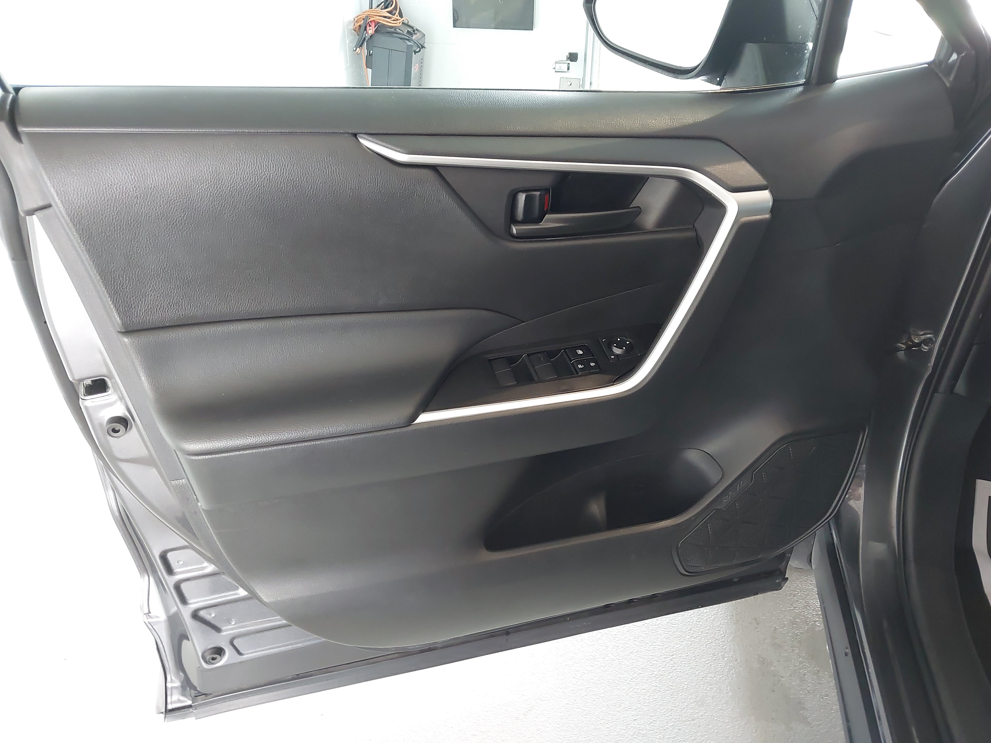 Used 2025 Toyota RAV4 LE AWD/4WD image 26