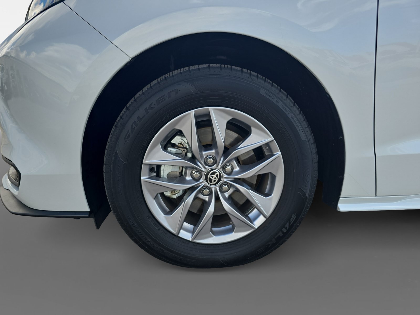 Certified 2026 Toyota Sienna XLE FWD image 14