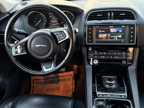 Used 2018 Jaguar F-PACE Prestige image 15