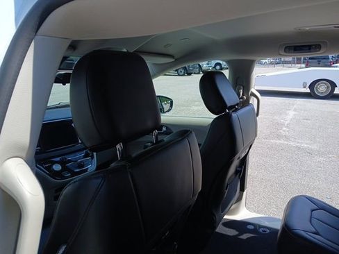 Used 2024 Chrysler Pacifica Touring-L FWD image 14
