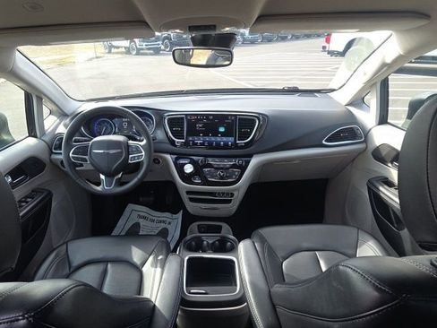 Used 2023 Chrysler Pacifica Touring-L image 23