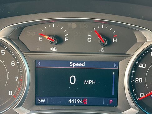 Used 2021 Chevrolet Traverse LT image 12