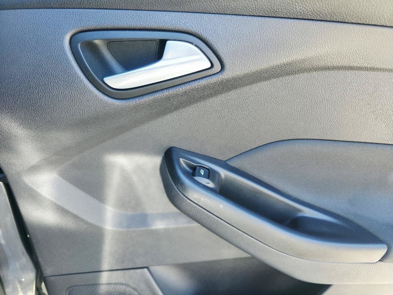 Used 2015 Ford Focus SE w/ Equipment Group 201A FWD image 19