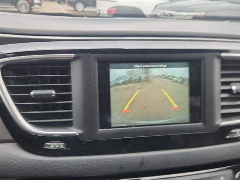 Used 2020 Chrysler Pacifica Touring-L image 21