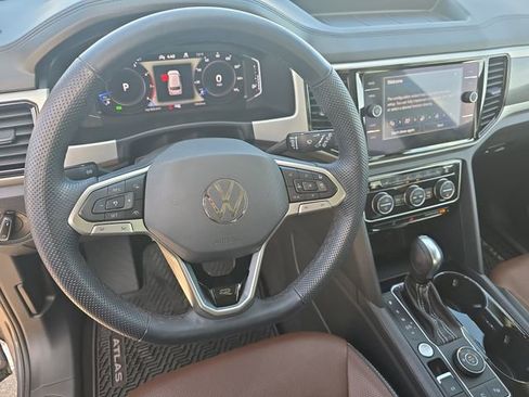 Used 2022 Volkswagen Atlas SEL Premium image 17