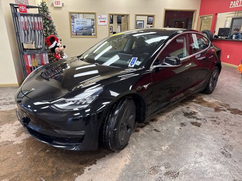 Used 2019 Tesla Model 3 Standard Range Plus image 3