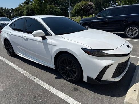 Used 2025 Toyota Camry SE FWD image 1