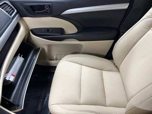 Used 2018 Toyota Highlander Plus w/ Carpet Mat Package (TMS) AWD/4WD image 41