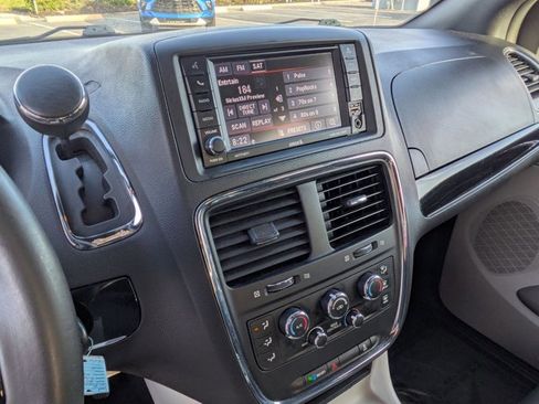 Used 2019 Dodge Grand Caravan SXT FWD image 13