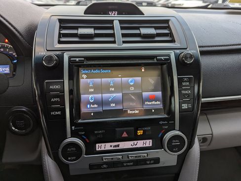 Used 2014 Toyota Camry XLE image 16