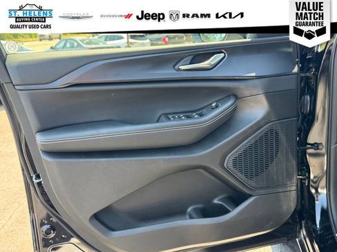 Certified 2025 Jeep Grand Cherokee Altitude AWD/4WD image 18