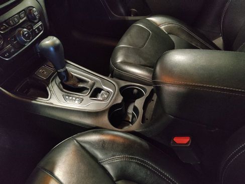 Used 2019 Jeep Cherokee Latitude Plus FWD image 26