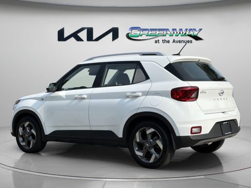 Used 2025 Hyundai Venue SEL FWD image 4