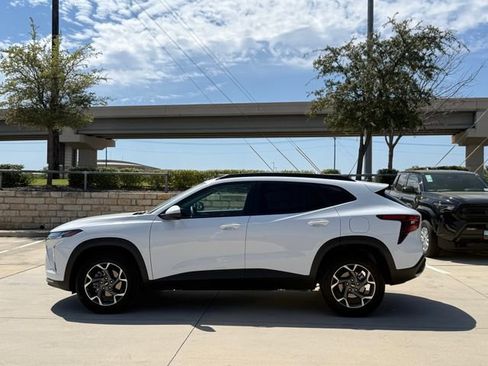 Used 2025 Chevrolet Trax LT image 7