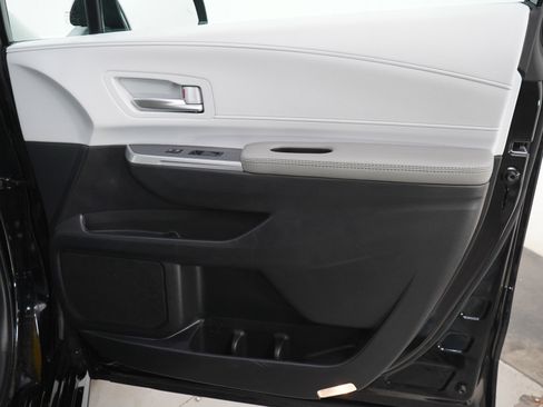 Used 2025 Toyota Sienna XLE w/ XLE Plus Package image 13