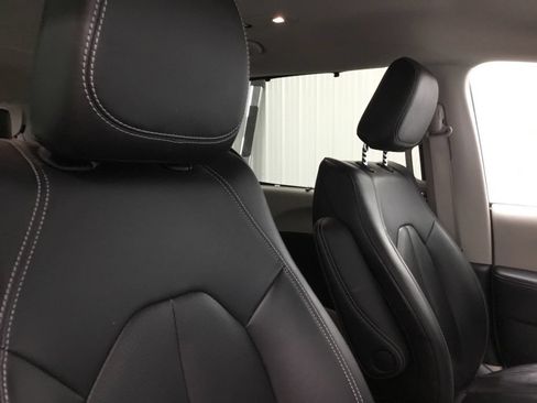 Used 2023 Chrysler Pacifica Touring-L AWD/4WD image 22