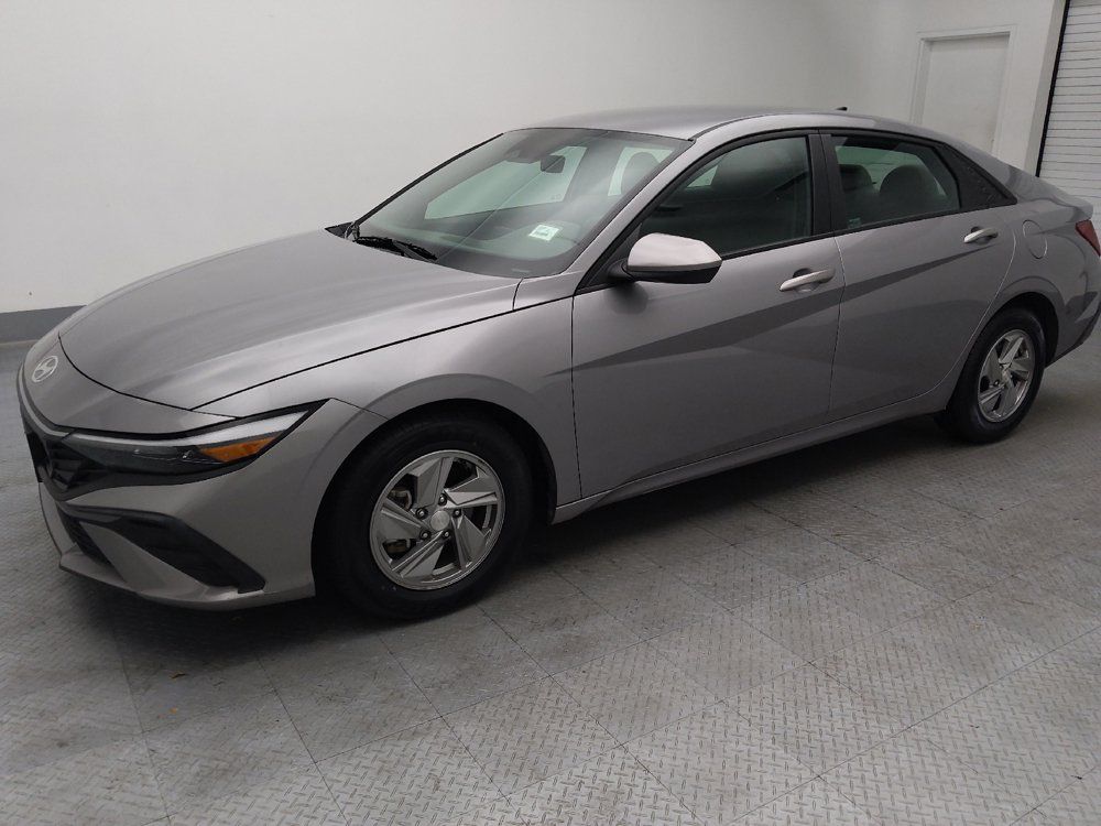Used 2025 Hyundai Elantra SE FWD image 2