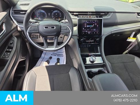 Used 2025 Jeep Grand Cherokee L Altitude AWD/4WD image 11