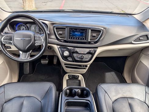 Used 2020 Chrysler Pacifica Touring-L FWD image 11